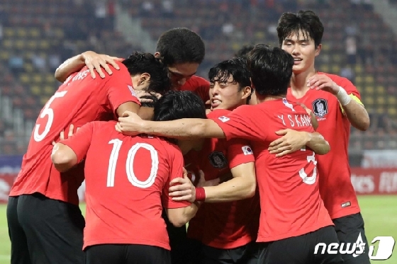 대한민국 U-23 대표팀 이동경이 22일 오후(현지시간) 태국 방콕 탐마삿 스타디움에서 열린 '2020 아시아축구연맹(AFC) U-23 챔피언십' 호주와의 4강전에서 추가득점에 성공하자 선수들이 기쁨을 나누고 있다./사진=뉴스1