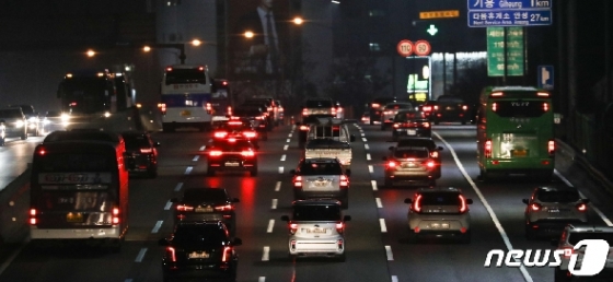[사진] 정체되는 고속도로 '안전 귀성하세요'