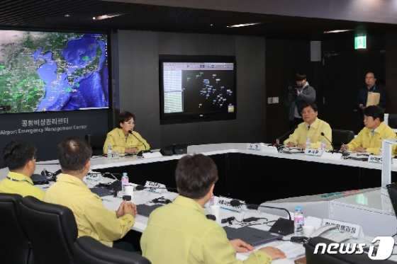 [사진] 국토부 장관, 인천국제공항 검역 상황 긴급 점검