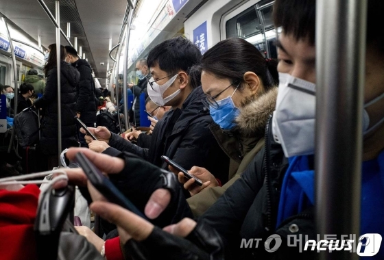 (베이징 AFP=뉴스1) 우동명 기자 = 22일 (현지시간) 베이징 지하철 승객들이 신종 코로나바이러스인 우한 폐렴의 감염을 막기 위해  마스크를 쓰고 있다.   ⓒ AFP=뉴스1  
