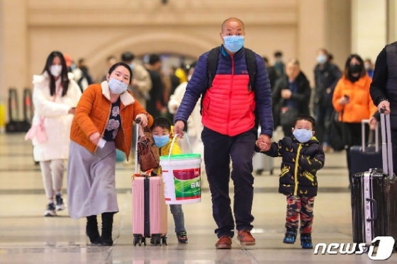 21일 (현지시간) 중국 후베이성 우한의 지하철 역에서 신종 코로나바이러스인 우한 폐렴의 감염을 피하기 위해 춘제 귀성객들이 마스크를 쓰고 있다. © AFP=뉴스1 © News1 우동명 기자