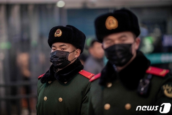 22일 (현지시간) 베이징 지하철 역의 경찰들이 신종 코로나바이러스인 우한 폐렴의 감염을 막기 위해 마스크를 쓰고 있다. © AFP=뉴스1 © News1 우동명 기자