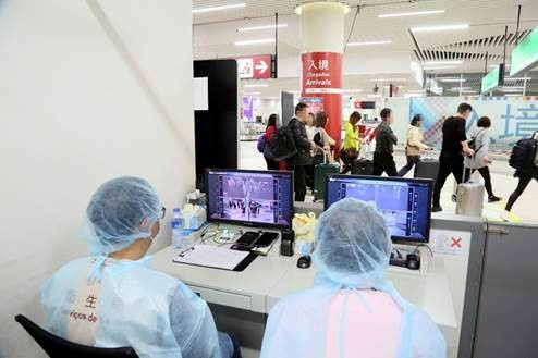 우한 폐렴 확산세가 계속되는 가운데 중국 공항에서 입국자들을 대상으로 검역 시스템을 가동 중이다/사진=AFP
