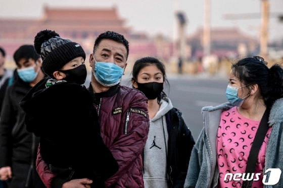 22일(현지시간) 베이징 톈안먼 광장의 시민들이 신종 코로나바이러스인 우한 폐렴의 감염을 막기 위해 마스크를 쓰고 있다. © AFP=뉴스1 © News1 우동명 기자