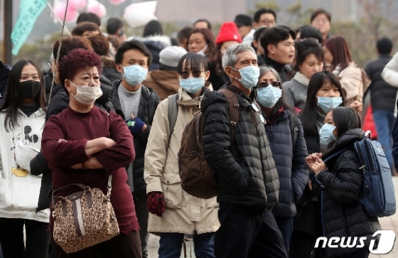 [사진] 마스크 착용하고 한옥마을 찾은 중국인 관광객