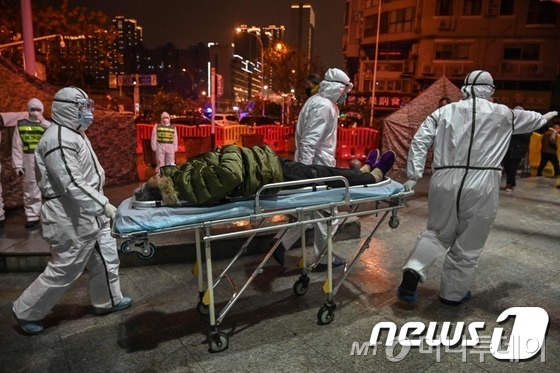 중국 의료진이 '우한폐렴' 감염 의심 환자를 이송 중이다. © AFP=뉴스1