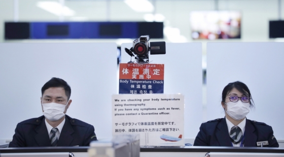 일본 나리타(나리타) 공항 근무자들이 중국 우한(武漢)발 비행기를 타고 입국하는 승객들을 에서 검사하고 있다./사진=AFP