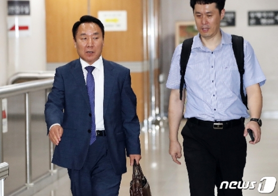 강원랜드 채용비리 혐의로 재판에 넘겨진 염동열 자유한국당 의원(왼쪽)/뉴스1 © News1 오대일 기자