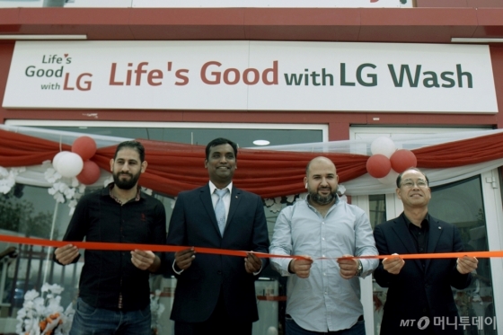 LG전자가 25일 나이지리아 카노주(州)에 위치한 LG 브랜드샵의 일부 공간에 무료 세탁방인 ‘라이프스 굿 위드 LG 워시(Life’s Good with LG Wash)’를 열었다. 무료 세탁방 개소식에서 관계자들이 테이프 커팅을 하고 있다.