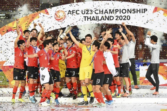 대한민국 선수들이 26일(현지시간) 태국 방콕의 라자망갈라 경기장에서 막을 내린 아시아축구연맹(AFC) U-23 챔피언십에서 사우디를 꺾고 우승, 금메달을 목에 걸고 환호하고 있다. /사진 = 뉴시스