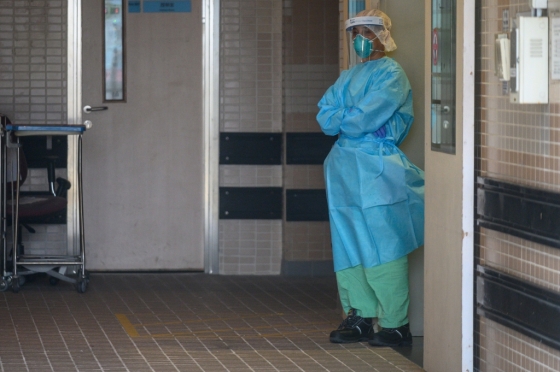 홍콩 의료진이 병원 입구에 서 있는 모습. 홍콩은 지난 25일 도시의 최고 경고 단계인 "비상사태"로 분류하고 추가 감염 위험을 줄이기 위한 강화 조치를 발표했다./사진=AFP