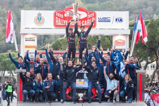 지난 23~26일(현지시간) 개막전으로 치러진 2020 WRC 몬테카를로 랠리에서 우승을 차지한 현대차 월드랠리팀 티에리 누빌(오른쪽)과 보조 드라이버 니콜라스 질술 선수가 우승 트로피를 들고 세레모니를 하고 있다./사진제공=현대차 