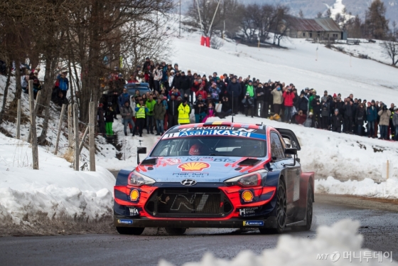 지난 23~26일(현지시간) 2020 WRC 개막전으로 치러진 ​몬테카를로 랠리에서 우승을 차지한 현대차 ‘i20 Coupe WRC’ 경주차가 얼어붙은 도로를 빠르게 달리고 있다./사진제공=현대차 