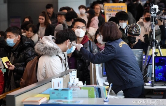 신종 코로나바이러스 감염증인 우한 폐렴이 전세계적으로 확산되고 있는 가운데 28일 인천국제공항 입국장에서 중국발 항공기 이용객들이 발열검사를 받고 있다./사진= 이기범 기자