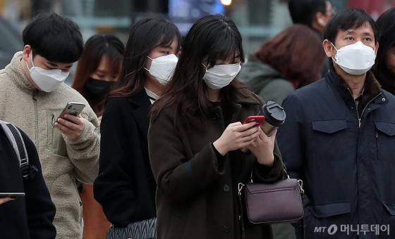 중국에서 시작된 신종 코로나바이러스(우한 폐렴) 공포가 확산되고 있는 28일 오전 서울 종로구 세종로 네거리에서 시민들이 마스크를 쓴 채 발걸음을 옮기고 있다. / 사진=김창현 기자 chmt@