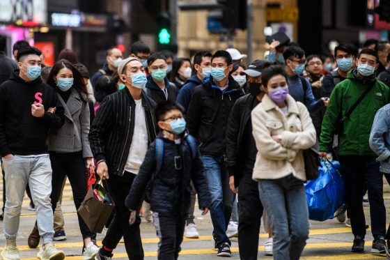 '우한 페렴'으로 인해 마스크를 낀 홍콩 시민들 모습. /AFPBBNews=뉴스1