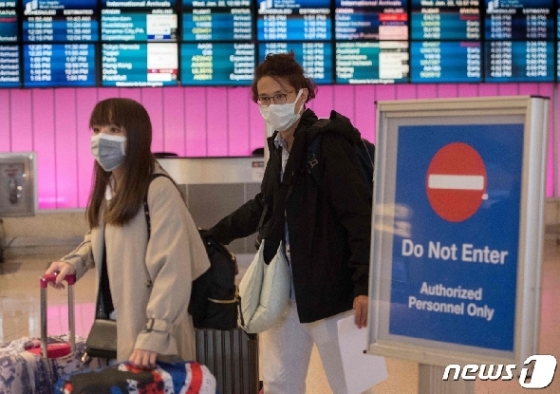 22일(현지시간) 미국 캘리포니아 로스앤젤레스 국제공항에 도착한 중국인 승객들이 보호 마스크를 착용하고 있다. © AFP=뉴스1