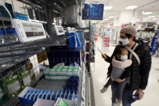 신종 코로나바이러스 감염증(우한 폐렴) 확산 우려가 커지는 가운데 28일 서울 시내 한 대형마트에 마스크가 품절돼 판매대가 텅 비어 있다./사진=뉴시스