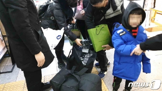 우한폐렴 때문에 가족모두 마스크 사서 옮겨담는 중국인 © 뉴스1 이비슬 기자