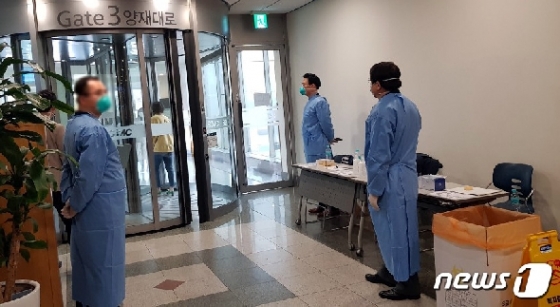 28일 오후 삼성서울병원 직원들이 병동 입구에서 방문 고객들 맞을 준비를 하고 있다. © 뉴스1