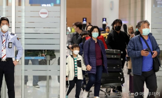 신종 코로나바이러스 감염증인 '우한 폐렴'이 전세계적으로 확산되고 있는 가운데 28일 인천국제공항 2터미널에서 마스크를 쓴 이용객들이 입국장을 빠져나오고 있다./사진=이기범 기자