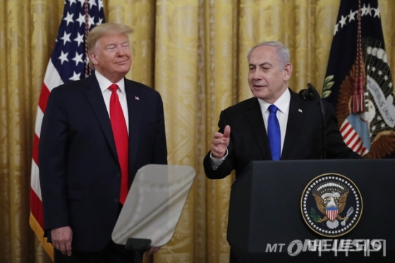 도널드 트럼프 미국 대통령이 28일(현지시간) 백악관에서 베냐민 네타냐후 이스라엘 총리와 함께 중동 평화 계획을 발표하고 있다./ 사진=뉴시스