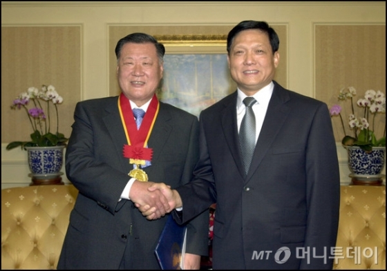 2003년 6월 정몽구 현대차그룹 회장(사진 왼쪽)이 베이징시 명예시민으로 선정돼 류치 베이징시 서기로부터 명예시민증과 기념메달을 전달받고 악수하는 모습. /사진=머니투데이DB