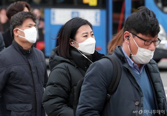  중국에서 시작된 신종 코로나바이러스 공포가 확산되고 있는 28일 오전 서울 종로구 세종로 네거리에서 시민들이 마스크를 쓴 채 발걸음을 옮기고 있다. / 사진=김창현 기자 chmt@