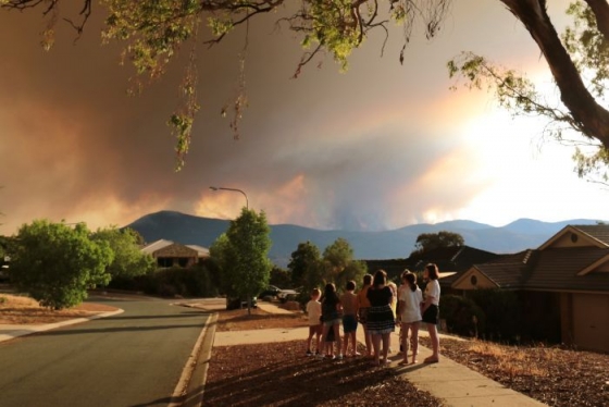 호주의 수도 캔버라 시 남쪽의 오로럴 밸리(Orroral Valley)에서 발생한 불을 지켜보고 있는 인근 주민들. / 사진 = ABC뉴스