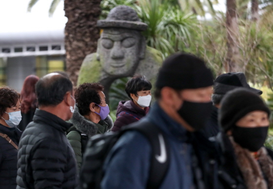 [제주=뉴시스]'우한 폐렴'으로 불리는 중국발 신종 코로나바이러스가 무서운 속도로 퍼지고 있는 가운데 28일 제주국제공항에 마스크를 쓴 이용객들이 이동하고 있다. 2020.01.28.