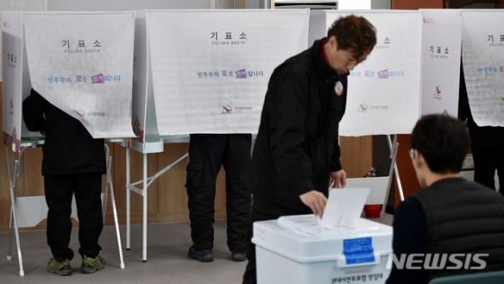 [군위=뉴시스] 이무열 기자 = 대구경북 통합신공항 이전지 결정을 위한 사전투표가 실시된 16일 오전 주민들이 경북 군위군 군위읍사무소에서 투표를 하고 있다. 2020.01.16.lmy@newsis.com