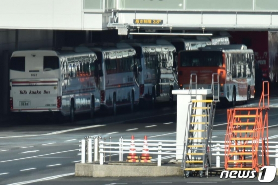 29일 (현지시간) 신종 코로나바이러스 감염증인 '우한 폐렴'으로 인해 우한에 고립된 일본인을 귀국시킬 일본 정부의 첫 전세기가 도쿄 하네다 공항에 도착하자 버스가 대기하고 있다/사진=AFP뉴스1