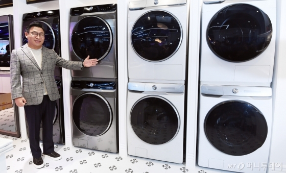 [사진]그랑데 AI 세탁기-건조기 소개하는 이재승 부사장