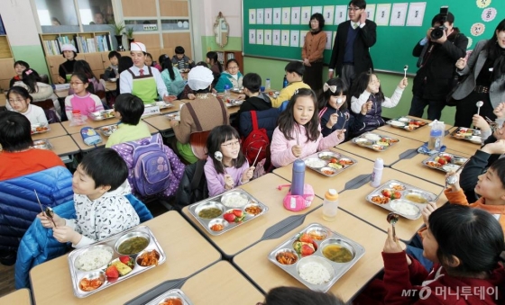 한 초등학교에서 학생들이 친환경 무상급식을 먹고 있다./사진=이명근 기자