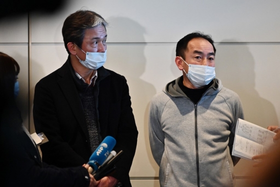 29일 중국 우한에서 일본으로 귀국한 현지 거주 일본인 중 두 명이 기자들의 질문에 답하고 있다. /사진=AFP