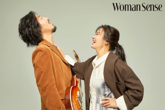 기타리스트 이준혁(왼쪽)과 가수 호란. /사진제공=우먼센스