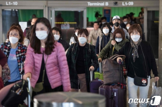 29일(현지시간) 캘리포니아주 로스앤젤레스 공항에서 아시아를 출발한 여행객들이 신종 코로나바이러스 감염증인 ‘우한폐렴’을 피하기 위해 마스크를 쓰고 도착하고 있다. /사진=뉴스1  