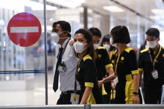 신종코로나 바이러스 감염을 막기 위해 항공사 직원들이 마스크를 쓰고 있다/사진=AFP