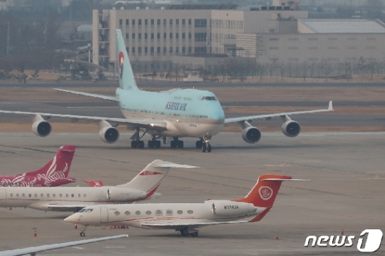 [사진] 우한 교민 태운 전세기 김포공항 도착