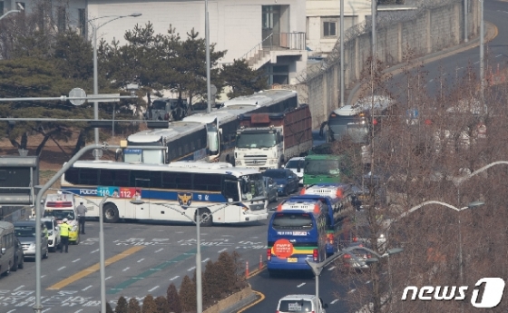 [사진] 격리 수용 장소로 이동하는 우한 교민들