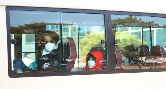 중국 우한 거주 한국 교민 수송에 투입된 전세기가 도착한 31일 서울 강서구 김포국제공항에서 버스에 탑승한 교민들이 격리 시설로 이동되고 있다. / 사진=이기범 기자 leekb@