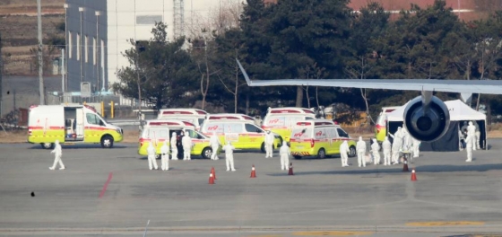 중국 후베이성 우한 교민들이 탑승한 대한항공 전세기가 31일 오전 서울 강서구 김포국제공항에 도착했다 / 사진=이기범 기자 leekb@