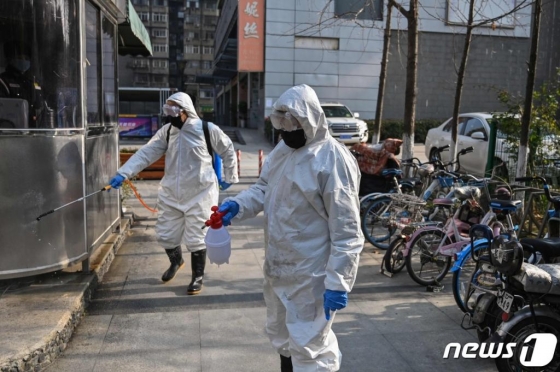 신종 코로나바이러스인 '우한폐렴' 발원지인 후베이성 우한에서 방역요원들이 소독을 하고 있다. / 사진=AFP(뉴스1)