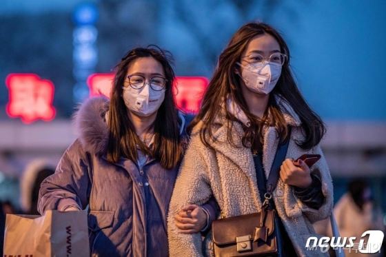 22일 (현지시간) 신종 코로나바이러스인 우한 폐렴의 감염을 막기 위해 시민들이 마스크를 쓴 채 베이징 지하철 역을 나오고 있다.   /베이징 AFP=뉴스1