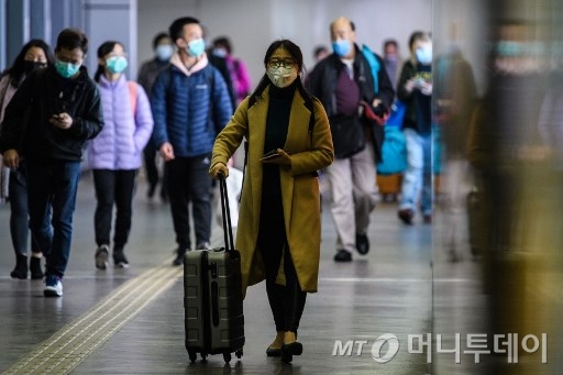지난 3일(현지시간) 홍콩과 중국 선전시를 연결하는 록마차우 검문소에서 승객들이 마스크를 낀채 바삐 지나가고 있다. 이 검문소는 신종 코로나 확산을 막기 위해 4일 오전 0시(현지시간)를 기해 폐쇄됐다./사진=AFP