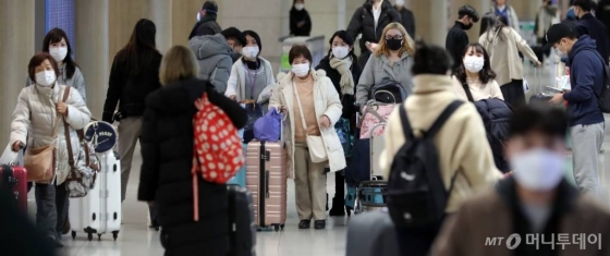  신종 코로나바이러스 감염증이 확산되고 있는 가운데 4일 인천국제공항 제1터미널에서 마스크를 쓴 여행객들이 입국장을 빠져 나오고 있다. / 사진=이기범 기자 leekb@