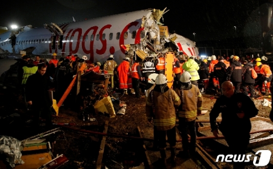 페가수스항공 보잉 737-86J 여객기가 터키 이스탄불 사비하 괵첸 국제공항에 경착륙하며 세 동강이 났다. © 로이터=뉴스1