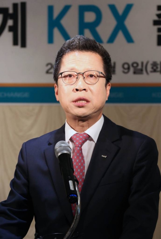 정지원 한국거래소 이사장이 9일 서울 여의도에서 열린 기자간담회에서 하반기 주요 사업계획에 대해 발표하고 있다. / 사진제공=한국거래소
