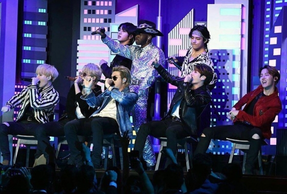 '제62회 그래미 어워드'에서 방탄소년단(BTS)이 래퍼 릴 나스 엑스와 합동공연을 펼치고 있다.