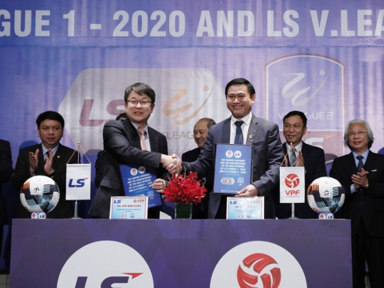 지난 6일 베트남 프로축구 'LS V. 리그 1–2020' 후원계약 체결식에서 안원형 ㈜LS 부사장(왼쪽)과 쩐 아잉 뚜 VPF 회장이 악수를 하고 있다. /사진제공=LS